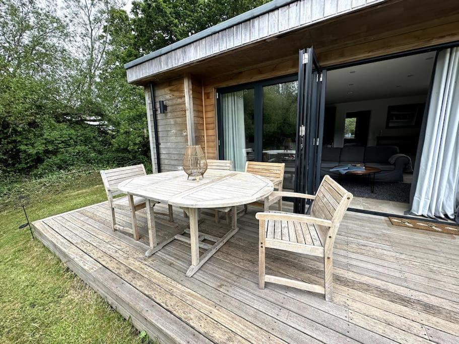 Beautiful Cabin With Pond View Steyning Exterior photo
